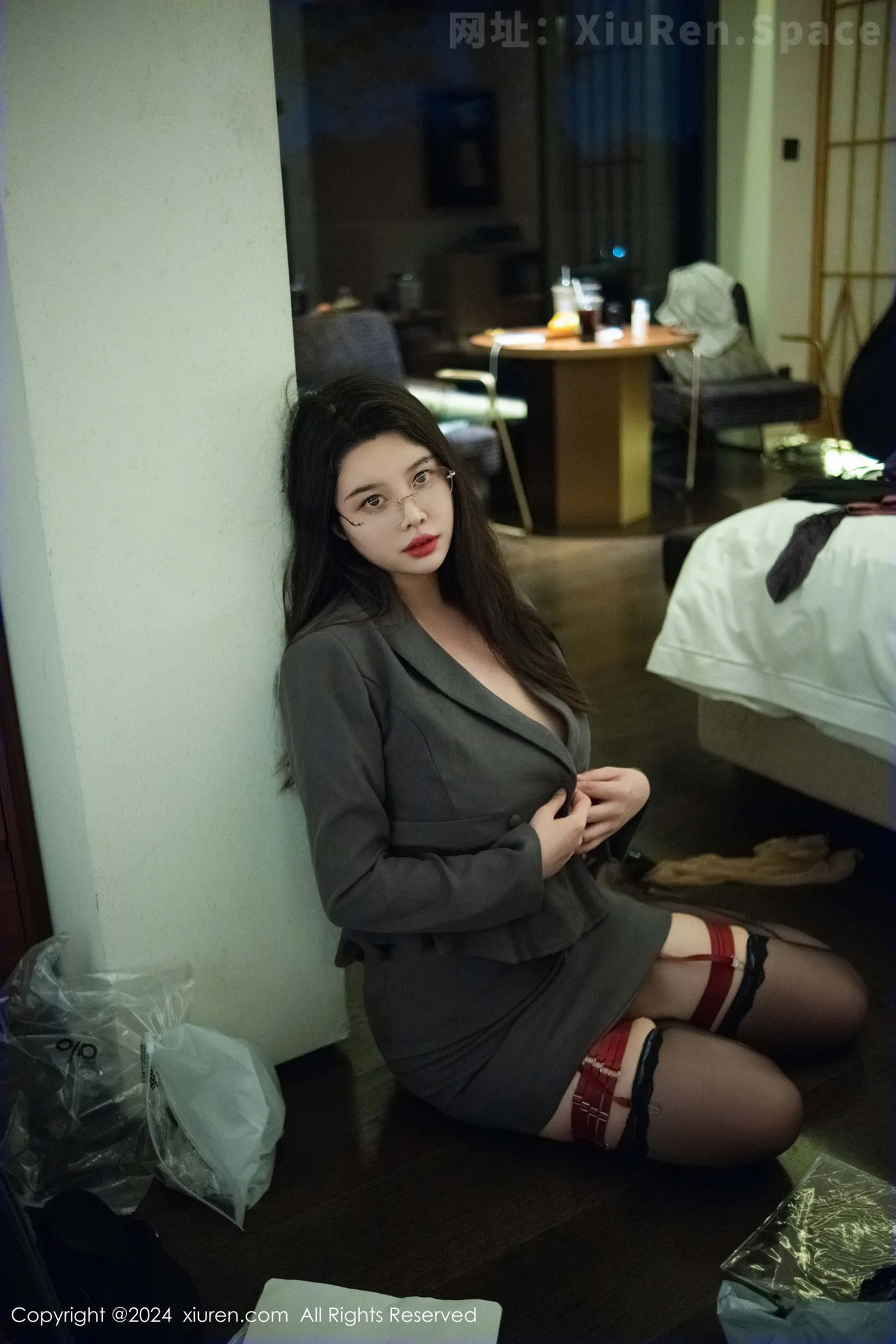 图片[4]-[XiuRen秀人网] VOL.9287 模特樱桃小犊子性感灰色西服配黑丝吊袜秀丰腴身材撩人诱惑写真47P-秀人网官方网站